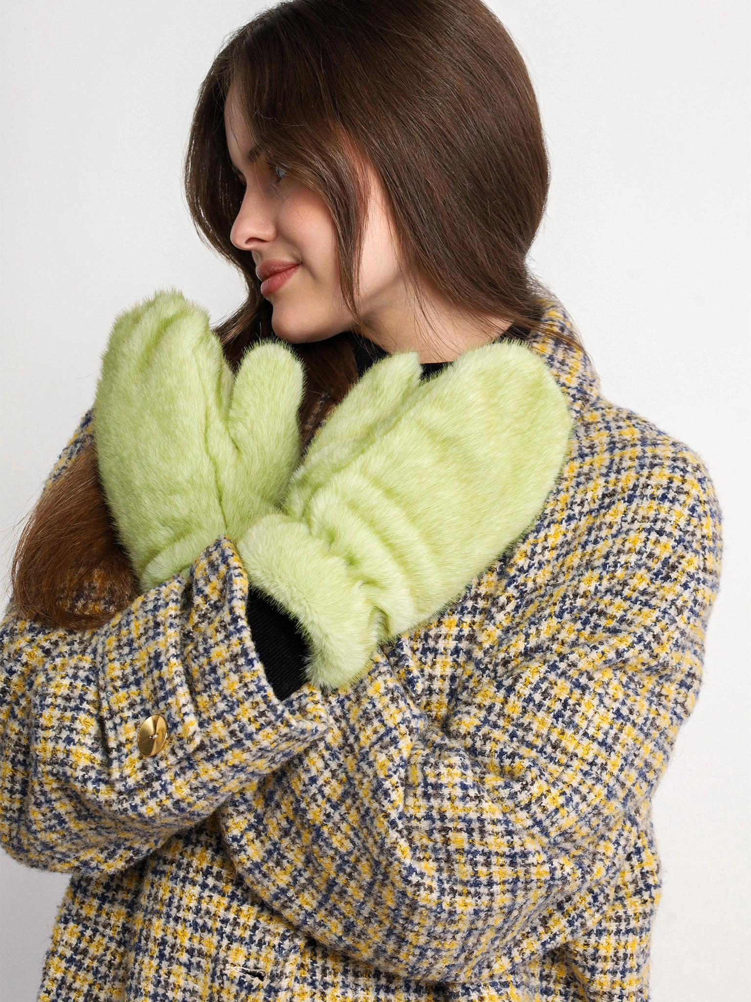 Варежки из искусственного меха в ассортименте